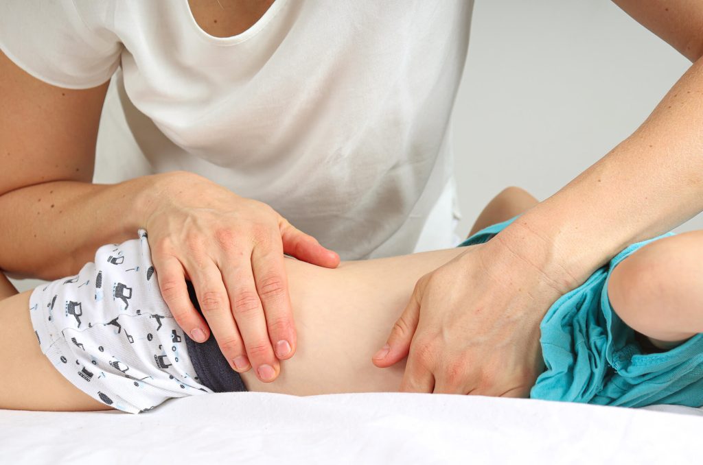 Osteopathische Behandlung eines Kleinkindes: M quadratus lumborum