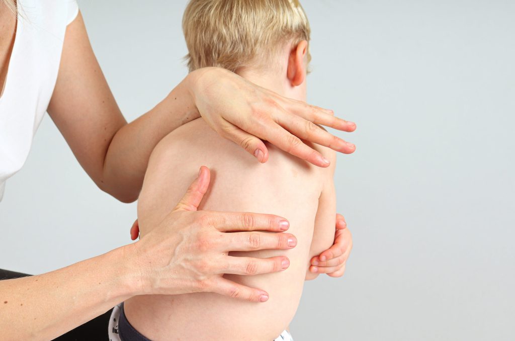 Osteopathische Behandlung eines Kleinkindes: Wirbelsäule