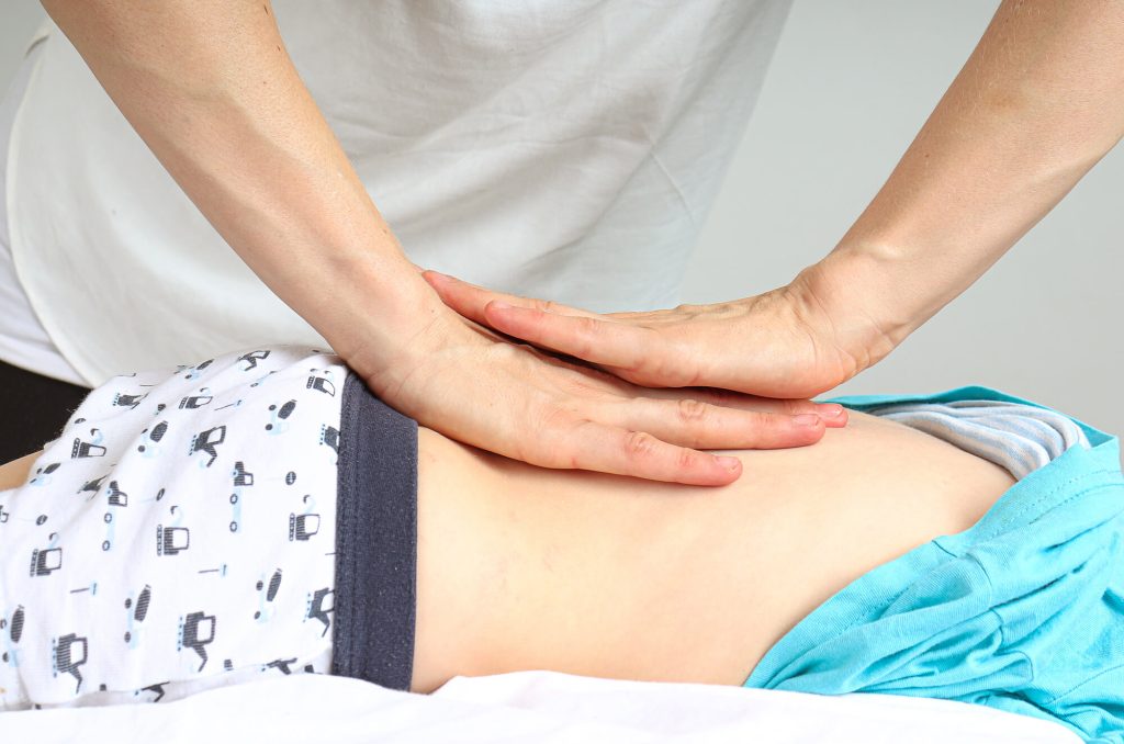 Osteopathische Behandlung eines Kleinkindes: Wirbelsäule