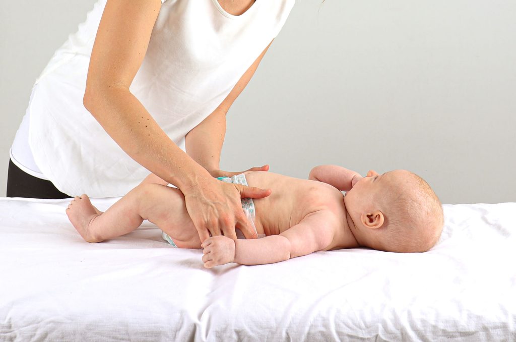 Osteopathische Behandlung eines Säuglings: Becken