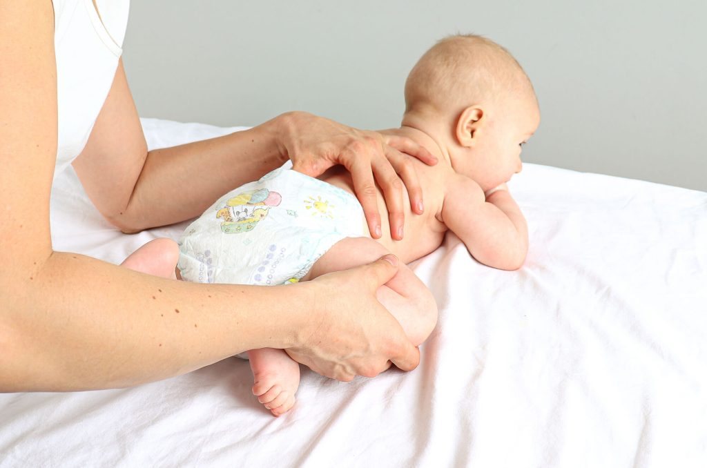 Osteopathische Behandlung eines Säuglings: Hüfte