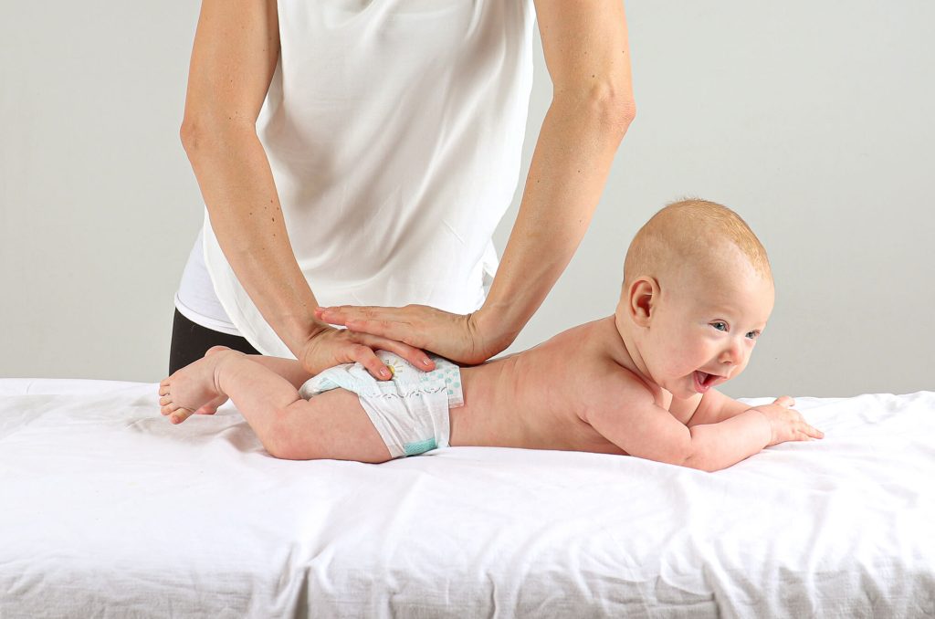 Osteopathische Behandlung eines Säuglings: Kreuzbein