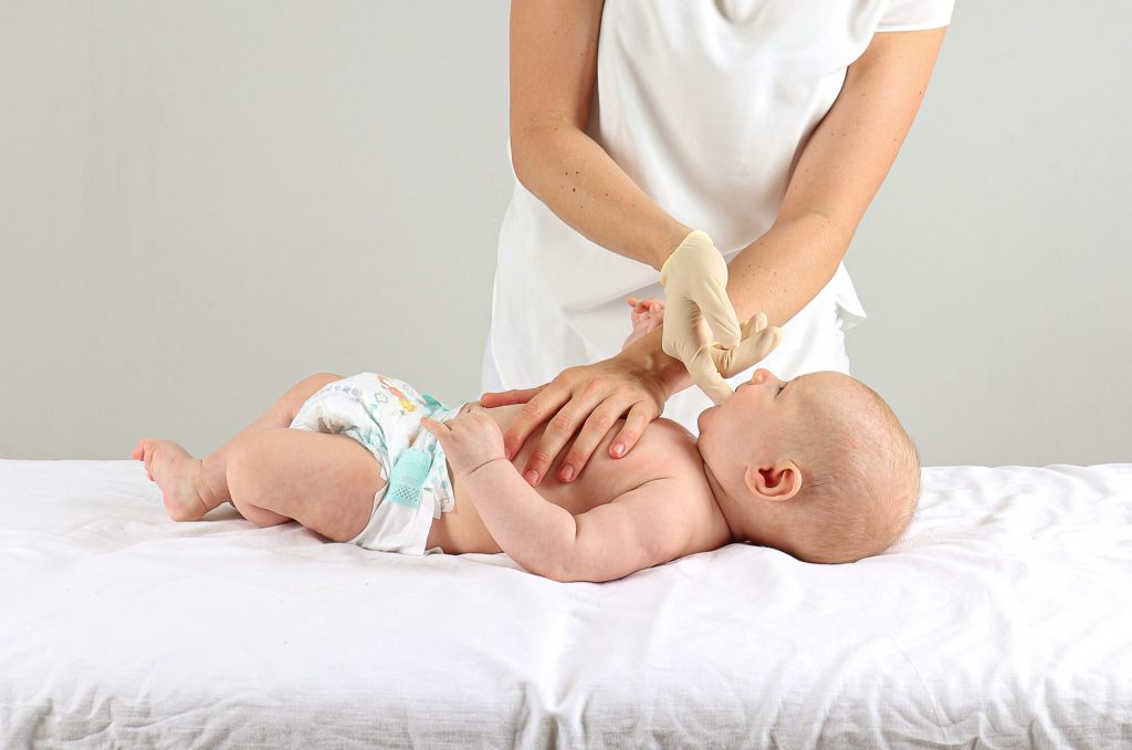 Osteopathische Behandlung eines Säuglings: Saugreflex