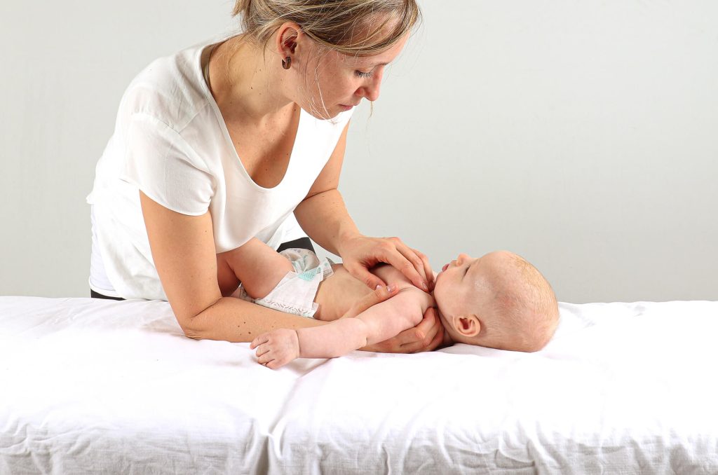 Osteopathische Behandlung eines Säuglings: Schlüsselbein